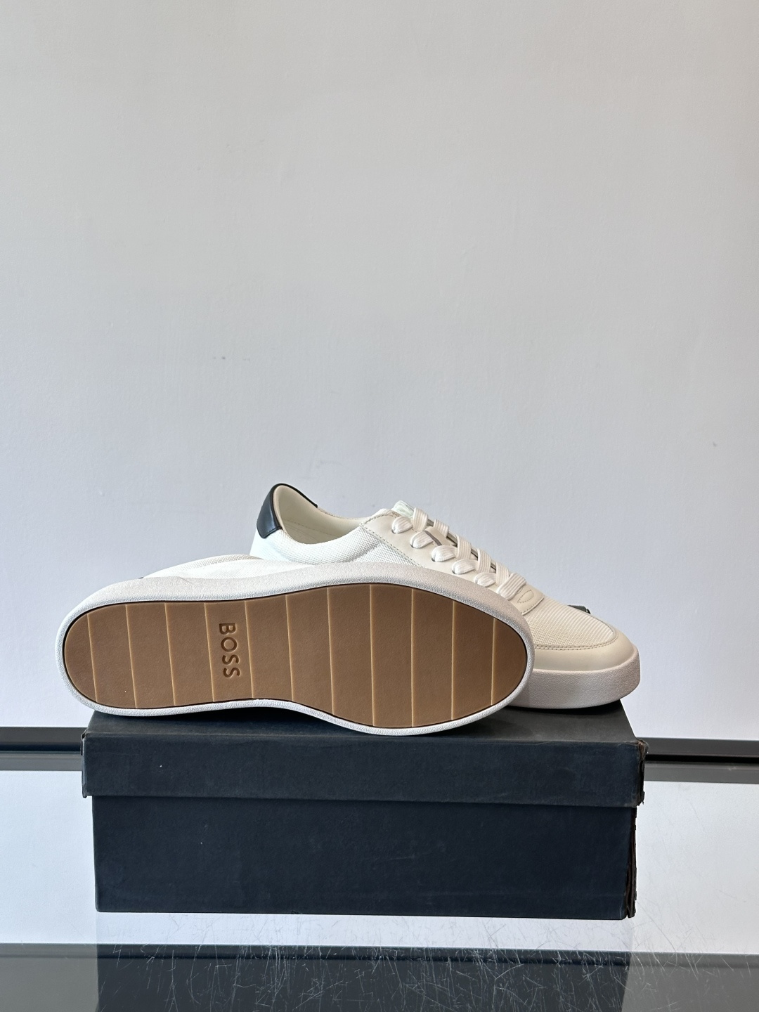 BOSS休闲板鞋，真皮拼接网面，质感细腻又耐用！橡胶鞋底防滑耐磨，日常穿搭超安心。简约设计+经典小白鞋配