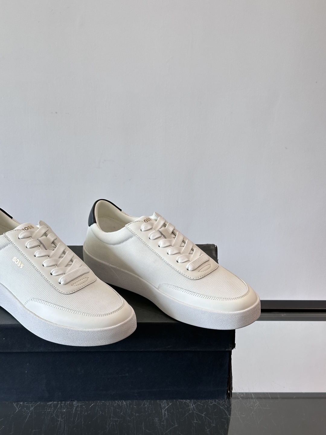 BOSS休闲板鞋，真皮拼接网面，质感细腻又耐用！橡胶鞋底防滑耐磨，日常穿搭超安心。简约设计+经典小白鞋配