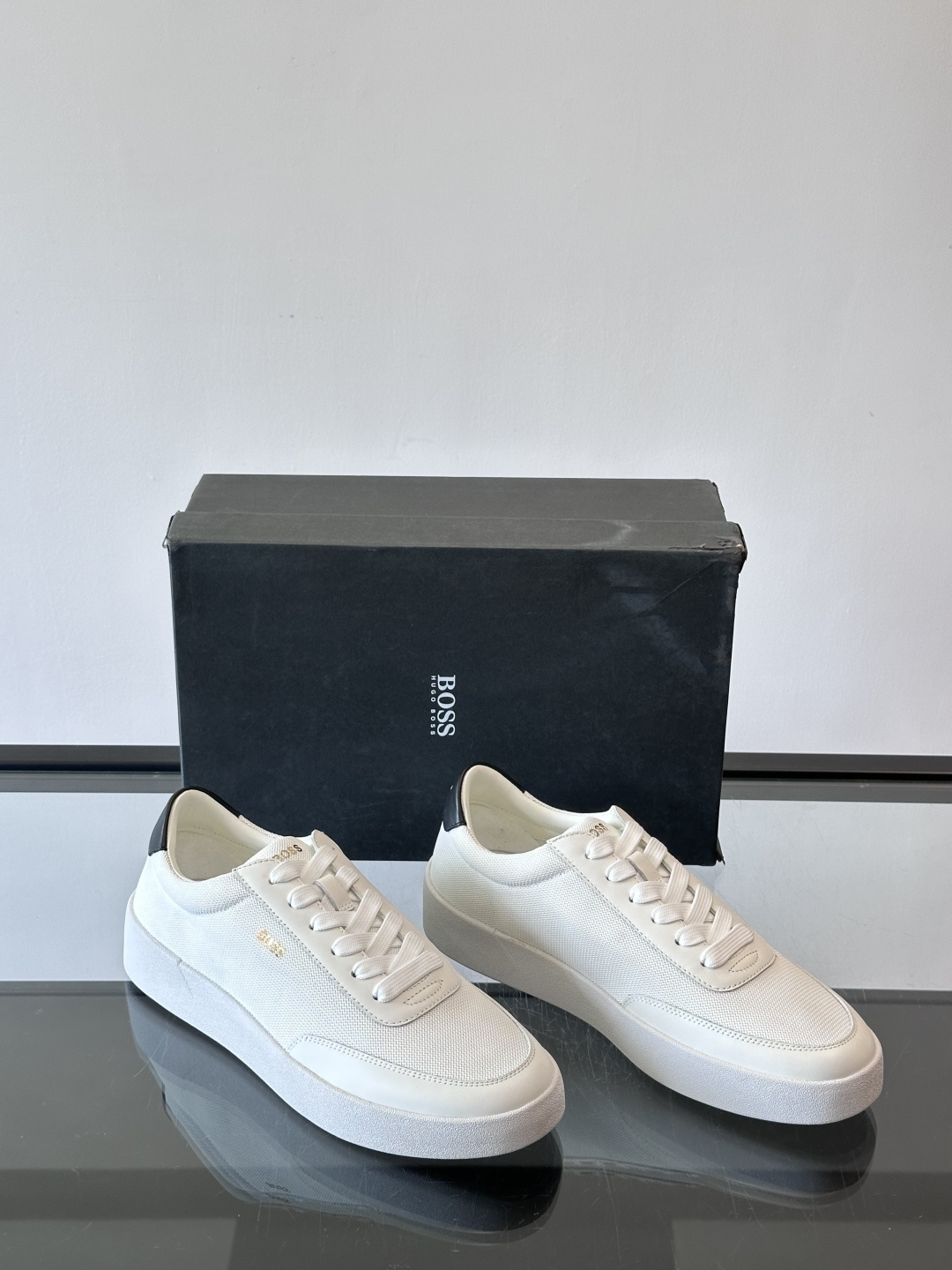 BOSS休闲板鞋，真皮拼接网面，质感细腻又耐用！橡胶鞋底防滑耐磨，日常穿搭超安心。简约设计+经典小白鞋配