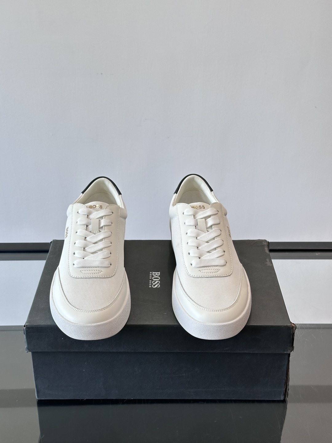 BOSS休闲板鞋，真皮拼接网面，质感细腻又耐用！橡胶鞋底防滑耐磨，日常穿搭超安心。简约设计+经典小白鞋配