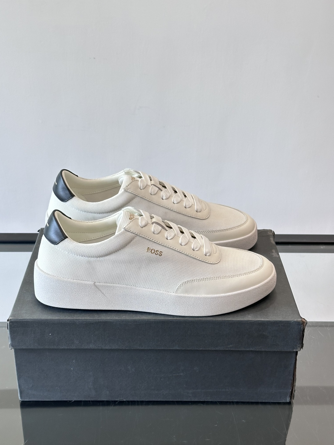 BOSS休闲板鞋，真皮拼接网面，质感细腻又耐用！橡胶鞋底防滑耐磨，日常穿搭超安心。简约设计+经典小白鞋配
