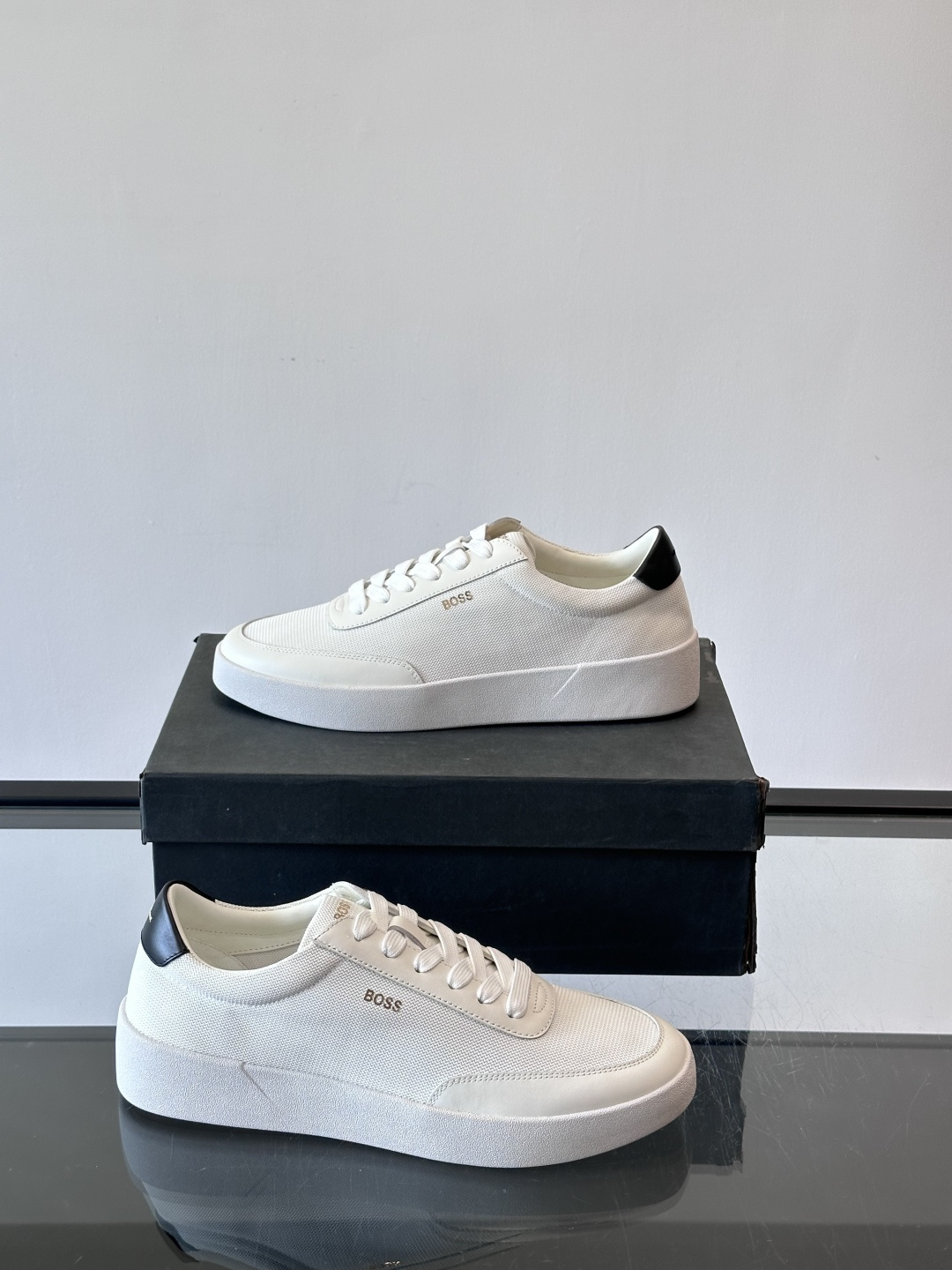 BOSS休闲板鞋，真皮拼接网面，质感细腻又耐用！橡胶鞋底防滑耐磨，日常穿搭超安心。简约设计+经典小白鞋配