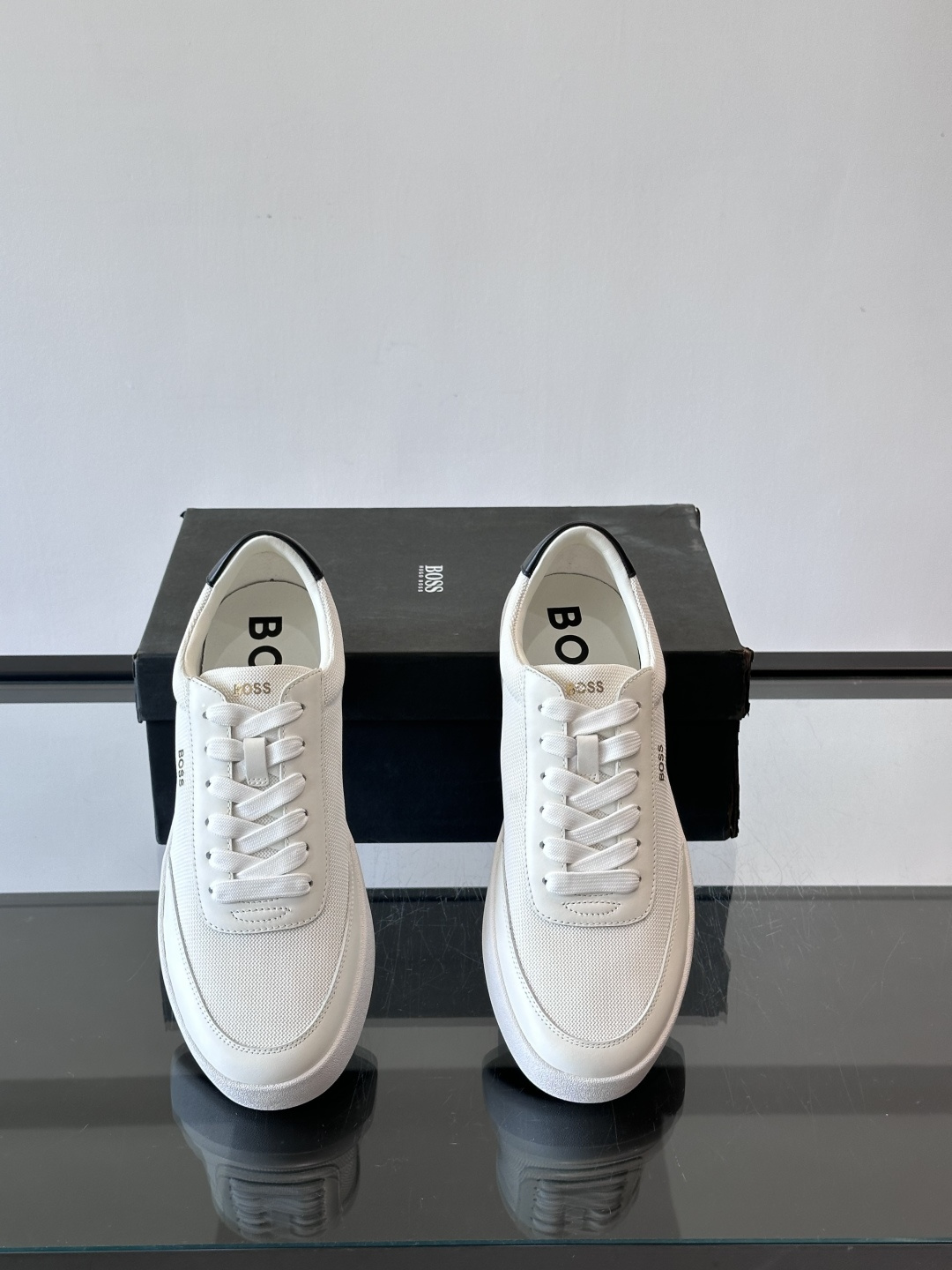 BOSS休闲板鞋，真皮拼接网面，质感细腻又耐用！橡胶鞋底防滑耐磨，日常穿搭超安心。简约设计+经典小白鞋配