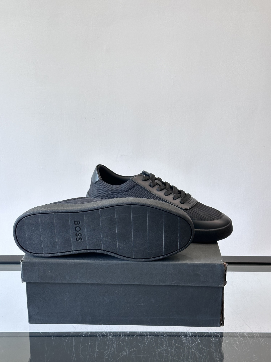 BOSS休闲板鞋，真皮拼接网面，质感细腻又耐用！橡胶鞋底防滑耐磨，日常穿搭超安心。简约设计+经典小白鞋配