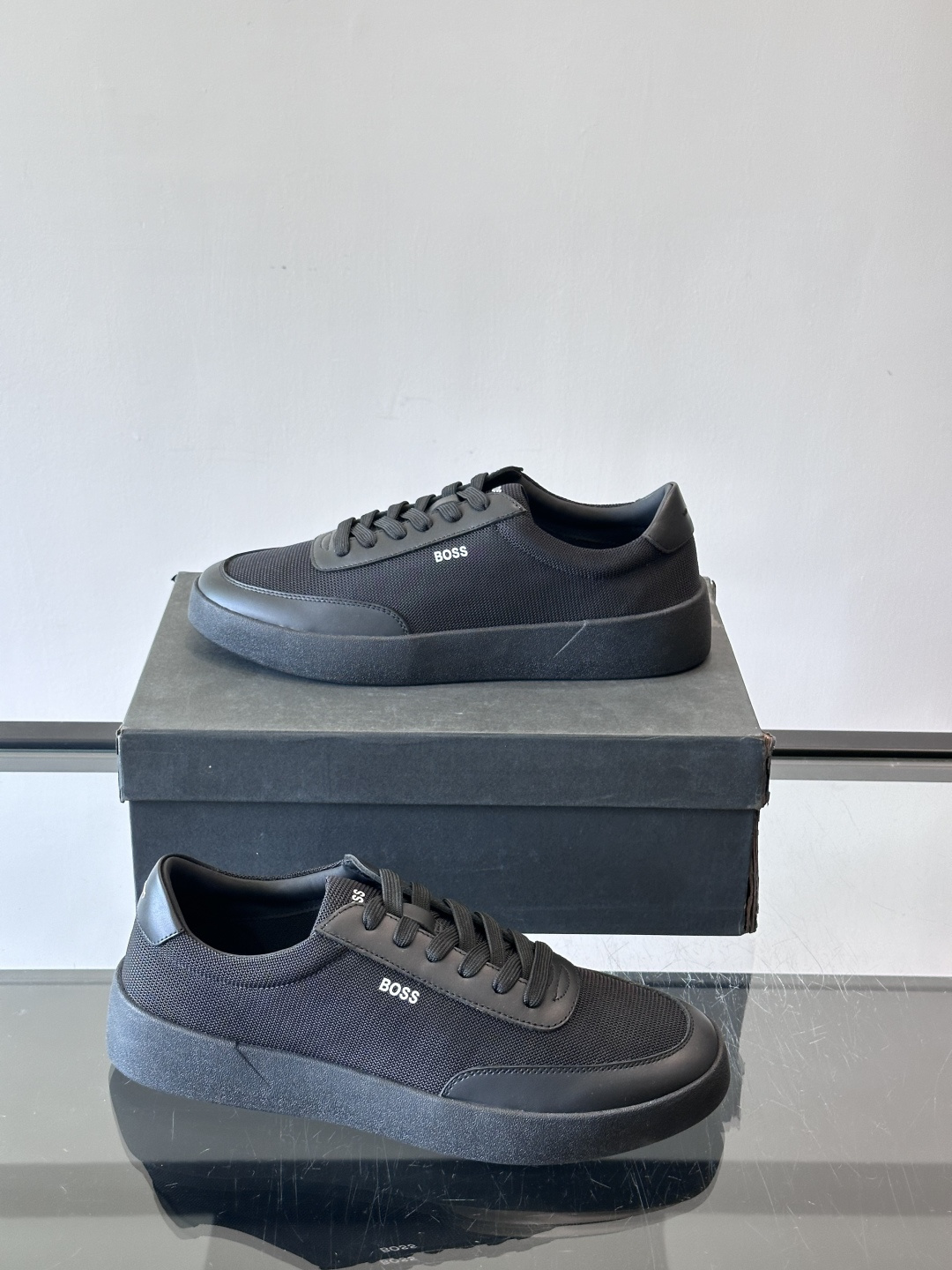 BOSS休闲板鞋，真皮拼接网面，质感细腻又耐用！橡胶鞋底防滑耐磨，日常穿搭超安心。简约设计+经典小白鞋配