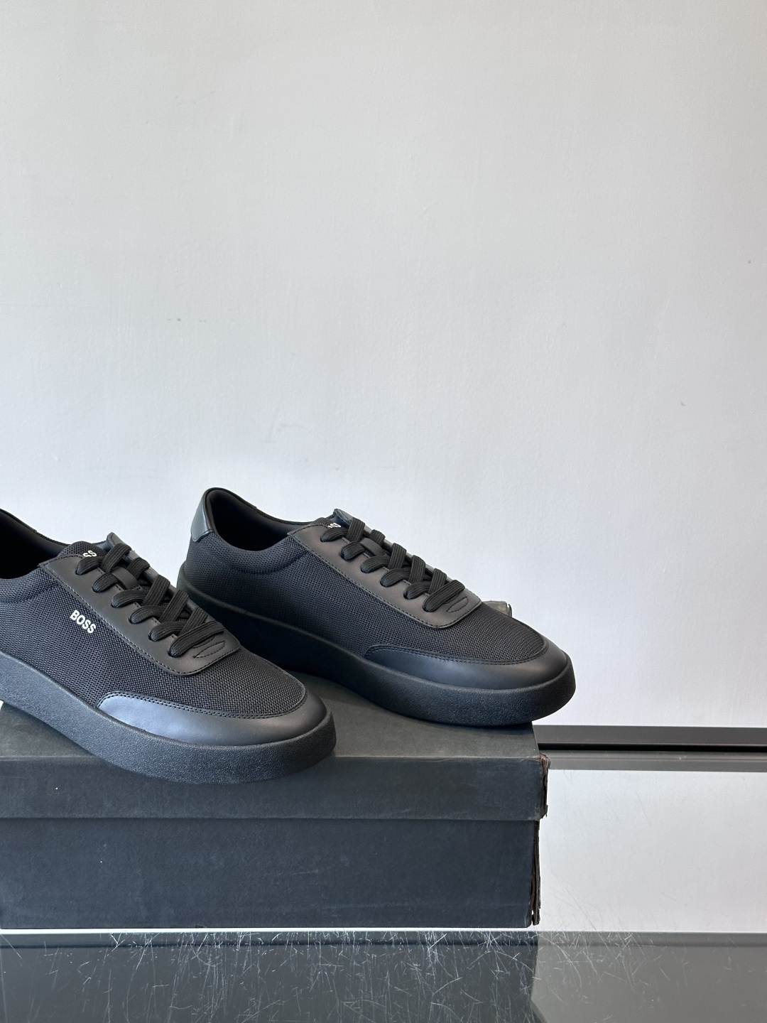 BOSS休闲板鞋，真皮拼接网面，质感细腻又耐用！橡胶鞋底防滑耐磨，日常穿搭超安心。简约设计+经典小白鞋配