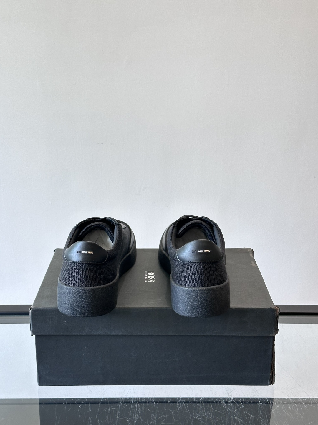 BOSS休闲板鞋，真皮拼接网面，质感细腻又耐用！橡胶鞋底防滑耐磨，日常穿搭超安心。简约设计+经典小白鞋配