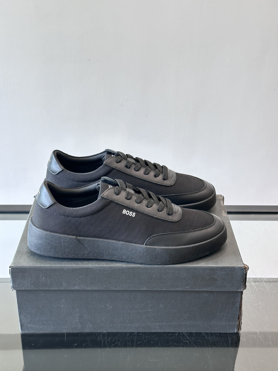 BOSS休闲板鞋，真皮拼接网面，质感细腻又耐用！橡胶鞋底防滑耐磨，日常穿搭超安心。简约设计+经典小白鞋配
