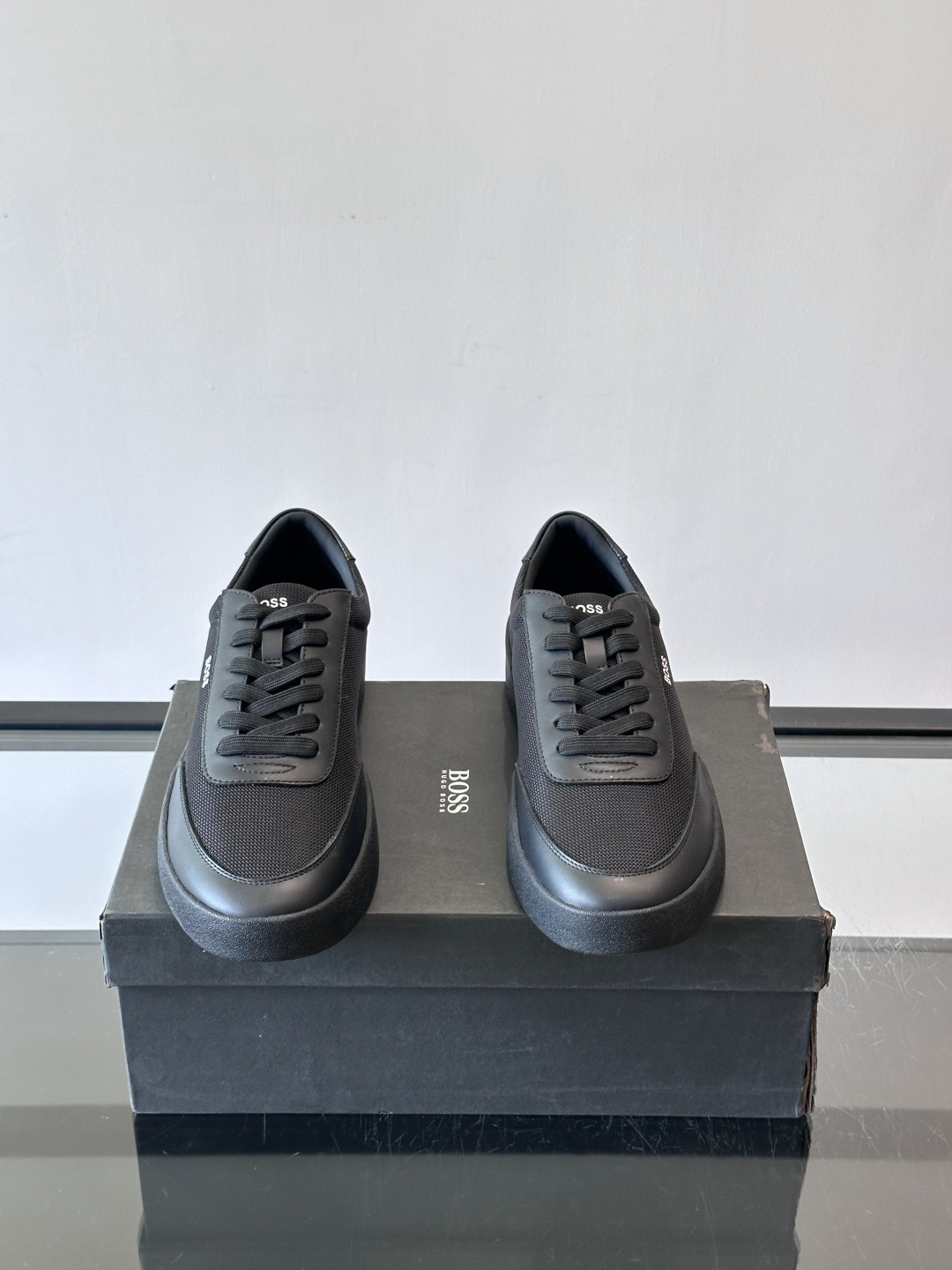 BOSS休闲板鞋，真皮拼接网面，质感细腻又耐用！橡胶鞋底防滑耐磨，日常穿搭超安心。简约设计+经典小白鞋配