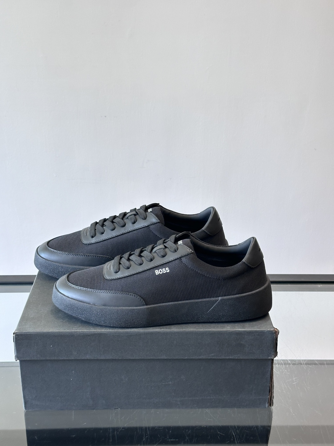 BOSS休闲板鞋，真皮拼接网面，质感细腻又耐用！橡胶鞋底防滑耐磨，日常穿搭超安心。简约设计+经典小白鞋配