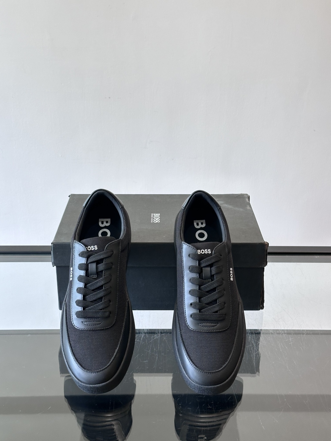 BOSS休闲板鞋，真皮拼接网面，质感细腻又耐用！橡胶鞋底防滑耐磨，日常穿搭超安心。简约设计+经典小白鞋配