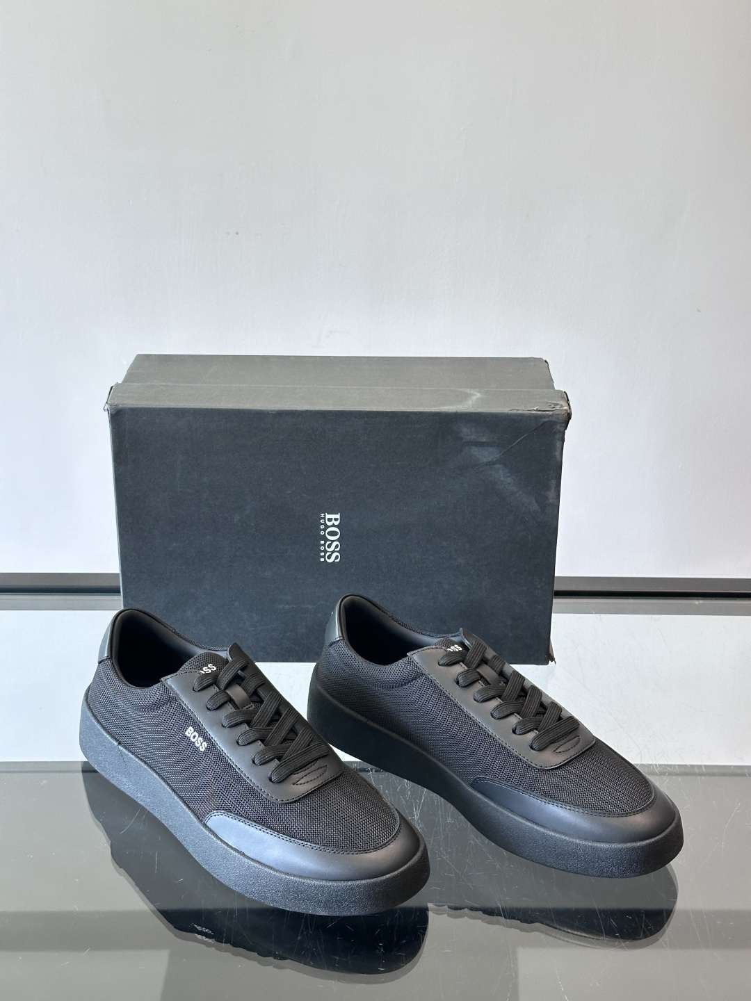 BOSS休闲板鞋，真皮拼接网面，质感细腻又耐用！橡胶鞋底防滑耐磨，日常穿搭超安心。简约设计+经典小白鞋配