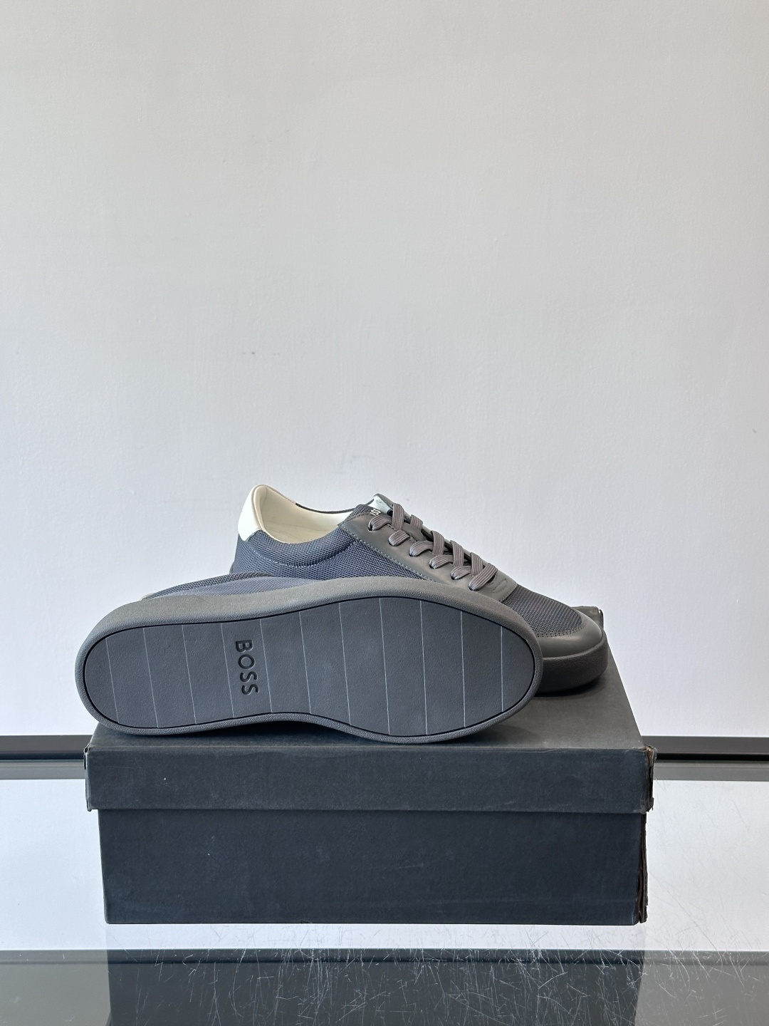 BOSS休闲板鞋，真皮拼接网面，质感细腻又耐用！橡胶鞋底防滑耐磨，日常穿搭超安心。简约设计+经典小白鞋配