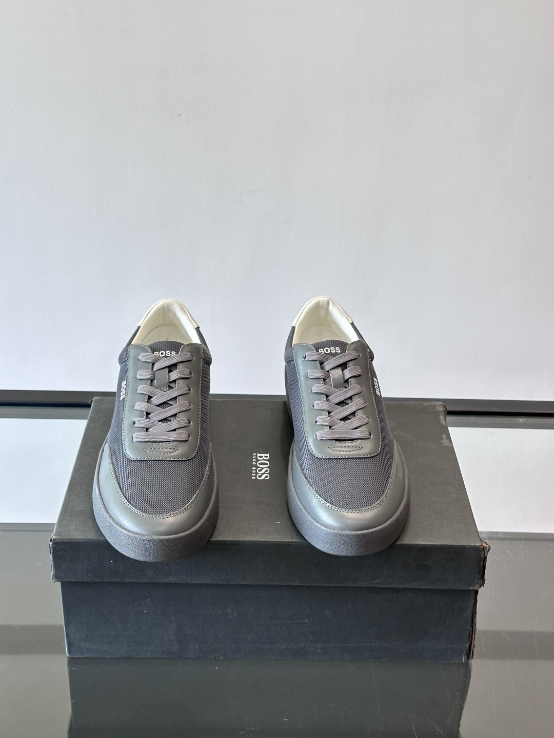 BOSS休闲板鞋，真皮拼接网面，质感细腻又耐用！橡胶鞋底防滑耐磨，日常穿搭超安心。简约设计+经典小白鞋配
