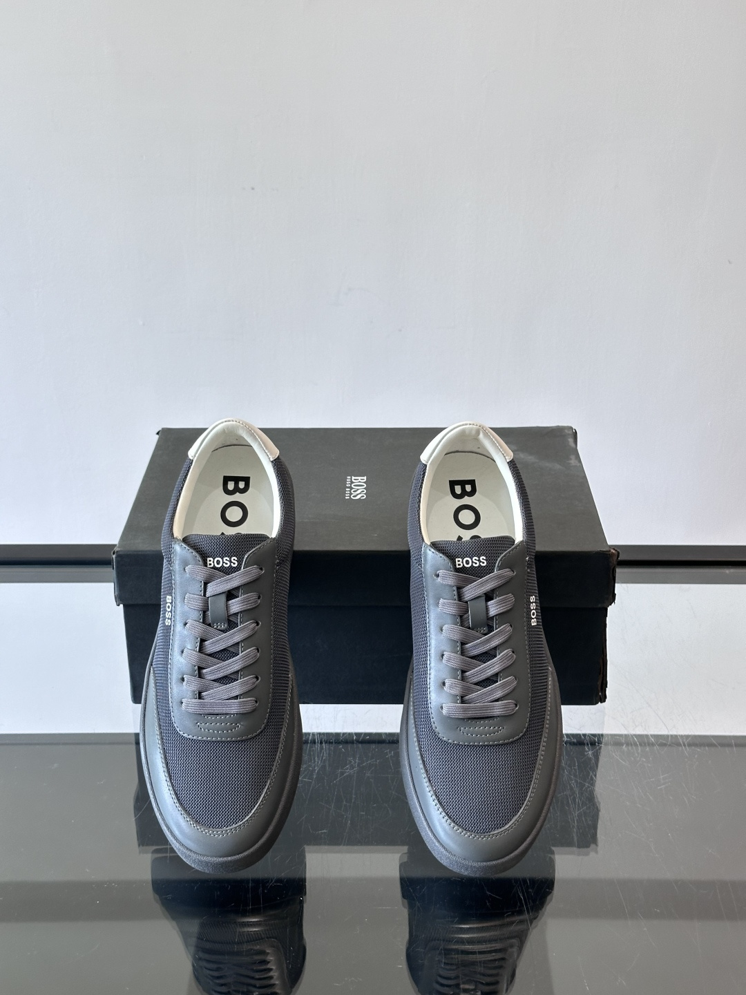 BOSS休闲板鞋，真皮拼接网面，质感细腻又耐用！橡胶鞋底防滑耐磨，日常穿搭超安心。简约设计+经典小白鞋配