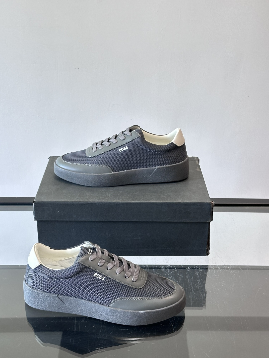 BOSS休闲板鞋，真皮拼接网面，质感细腻又耐用！橡胶鞋底防滑耐磨，日常穿搭超安心。简约设计+经典小白鞋配