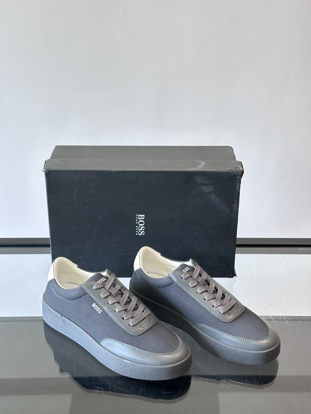 BOSS休闲板鞋，真皮拼接网面，质感细腻又耐用！橡胶鞋底防滑耐磨，日常穿搭超安心。简约设计+经典小白鞋配