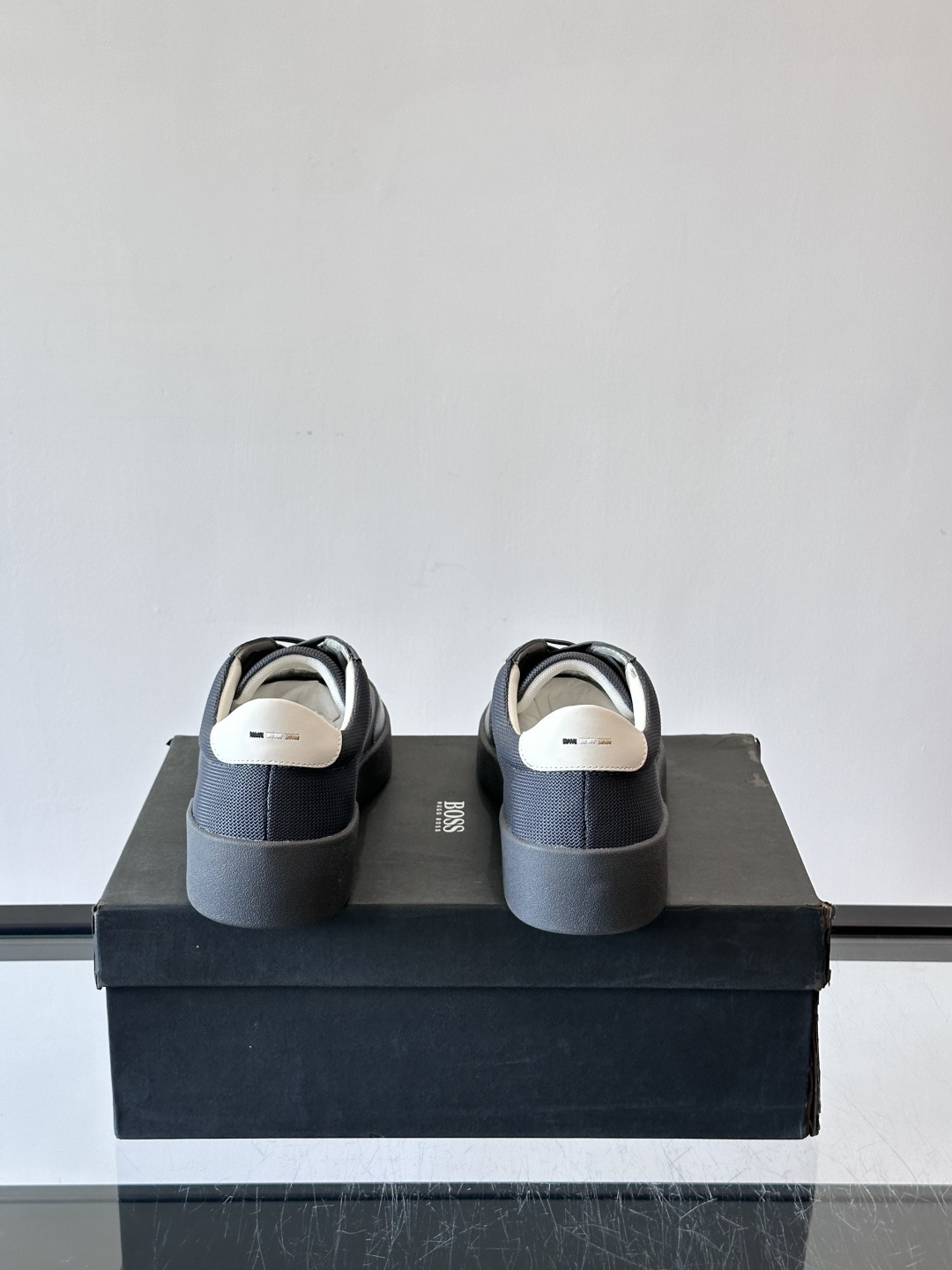 BOSS休闲板鞋，真皮拼接网面，质感细腻又耐用！橡胶鞋底防滑耐磨，日常穿搭超安心。简约设计+经典小白鞋配