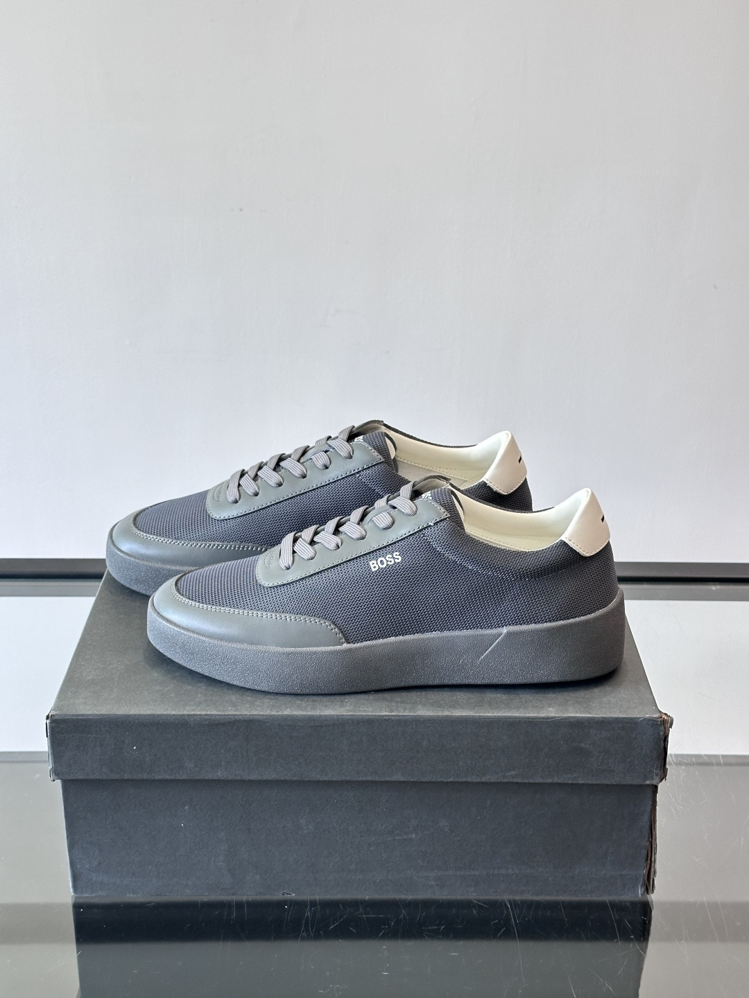 BOSS休闲板鞋，真皮拼接网面，质感细腻又耐用！橡胶鞋底防滑耐磨，日常穿搭超安心。简约设计+经典小白鞋配