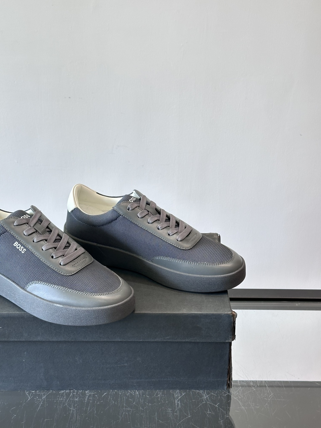 BOSS休闲板鞋，真皮拼接网面，质感细腻又耐用！橡胶鞋底防滑耐磨，日常穿搭超安心。简约设计+经典小白鞋配