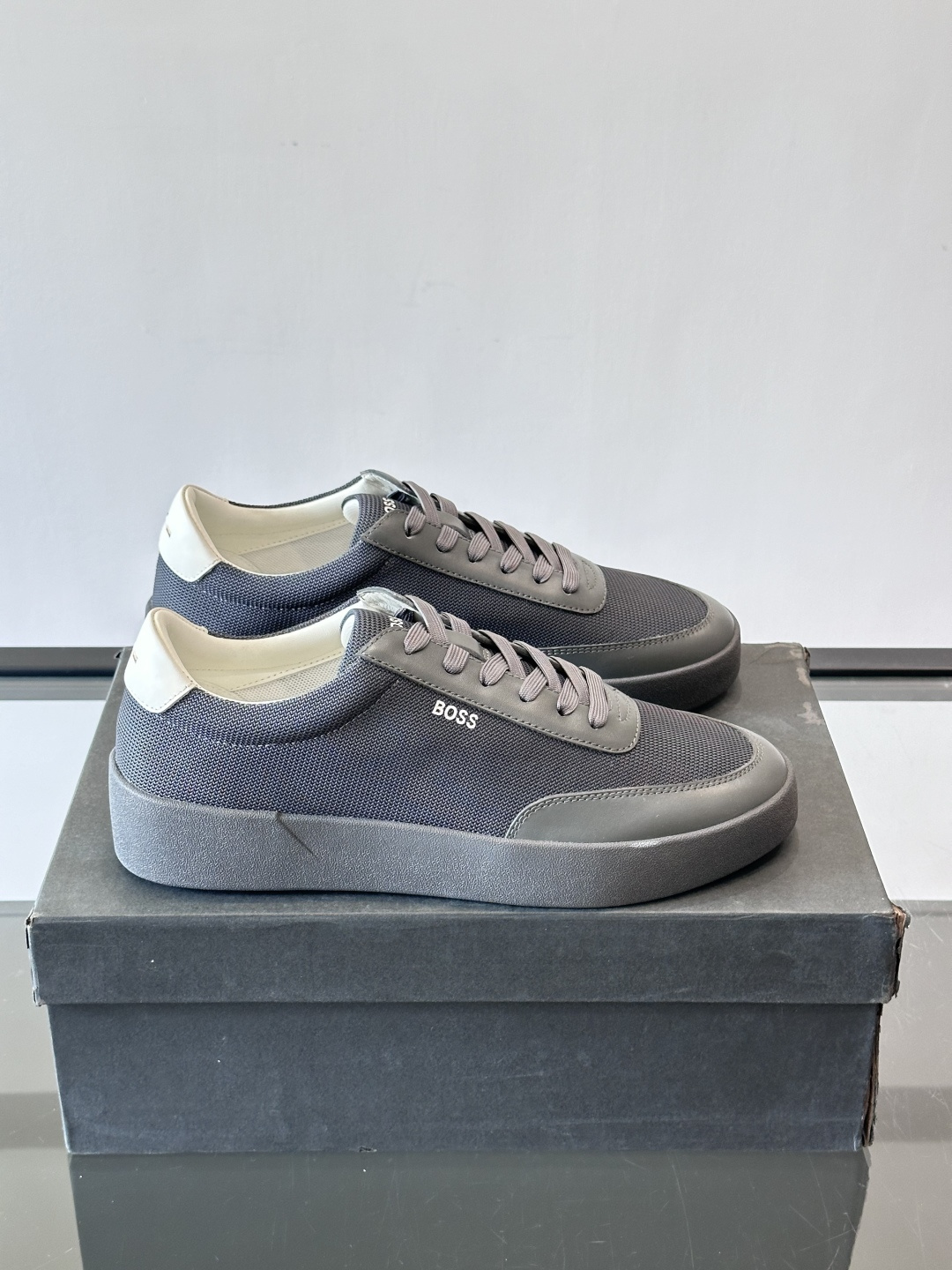 BOSS休闲板鞋，真皮拼接网面，质感细腻又耐用！橡胶鞋底防滑耐磨，日常穿搭超安心。简约设计+经典小白鞋配