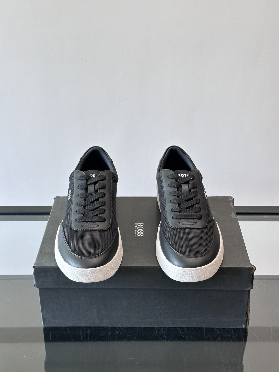BOSS休闲板鞋，真皮拼接网面，质感细腻又耐用！橡胶鞋底防滑耐磨，日常穿搭超安心。简约设计+经典小白鞋配