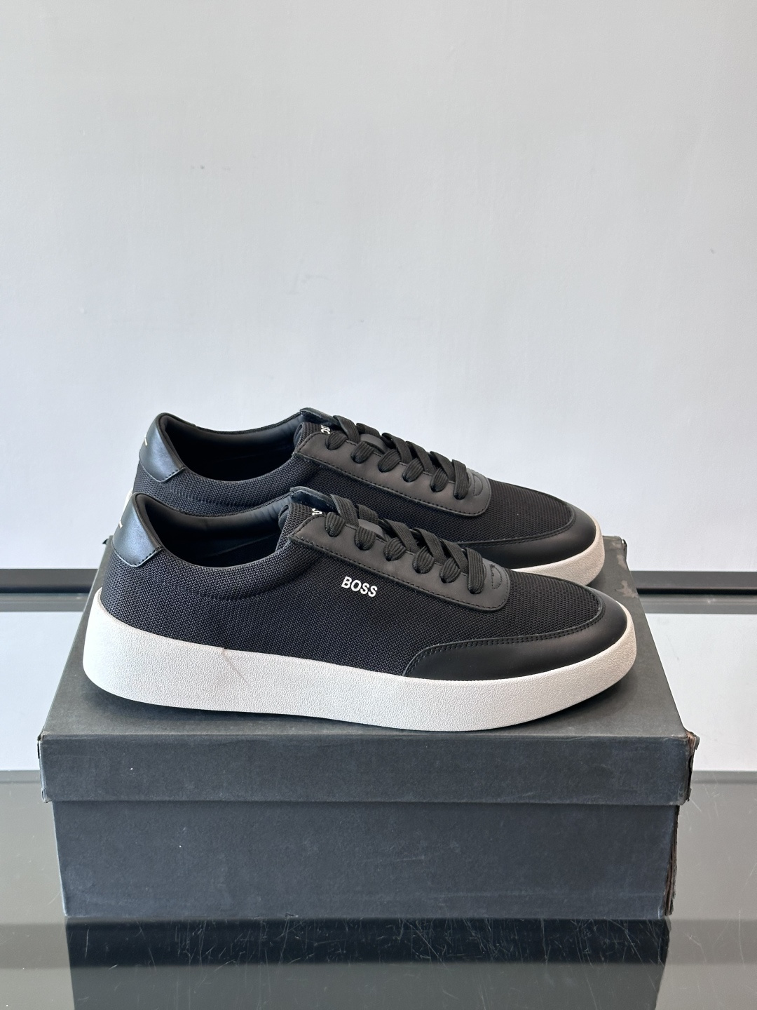 BOSS休闲板鞋，真皮拼接网面，质感细腻又耐用！橡胶鞋底防滑耐磨，日常穿搭超安心。简约设计+经典小白鞋配