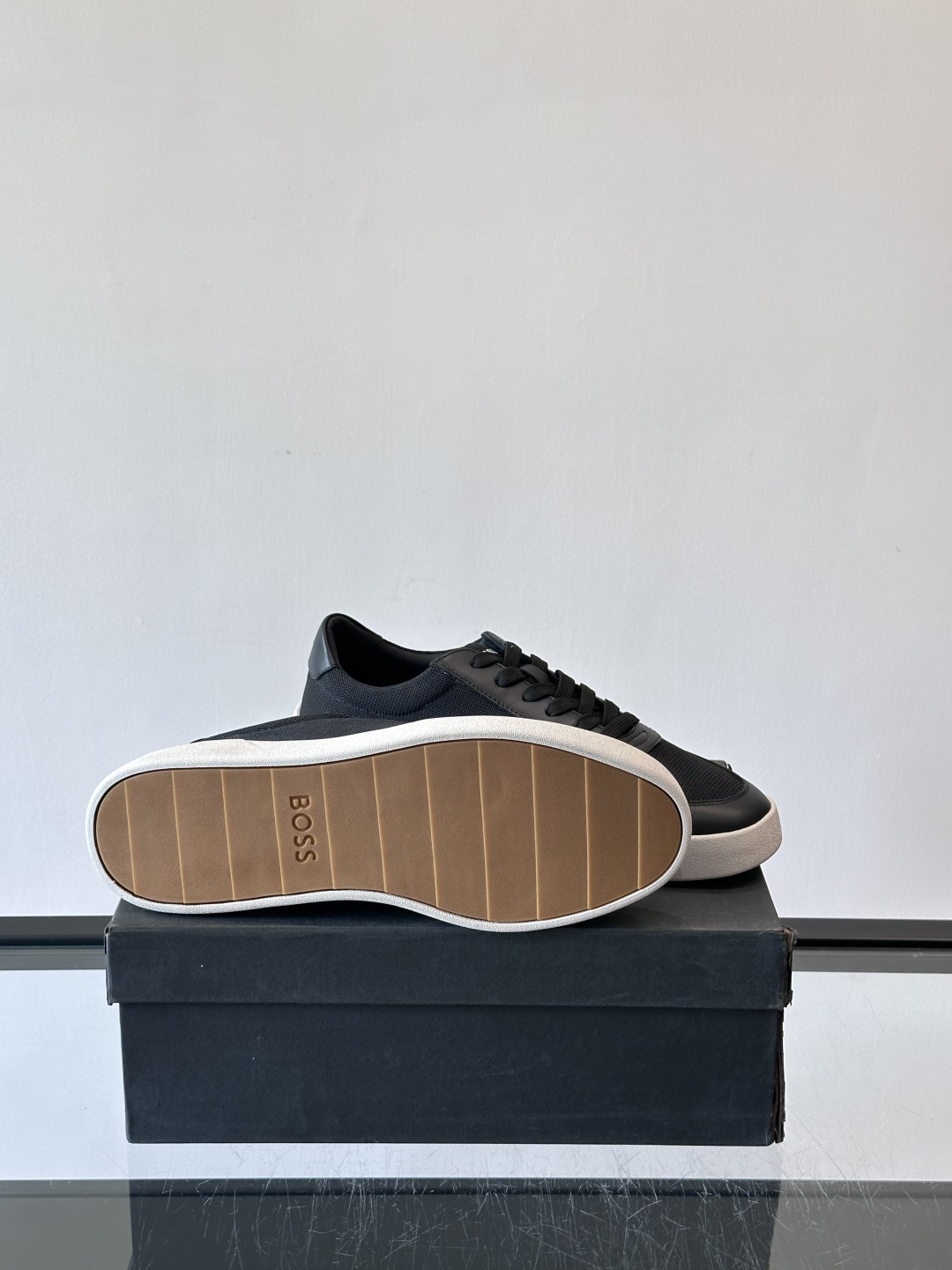 BOSS休闲板鞋，真皮拼接网面，质感细腻又耐用！橡胶鞋底防滑耐磨，日常穿搭超安心。简约设计+经典小白鞋配