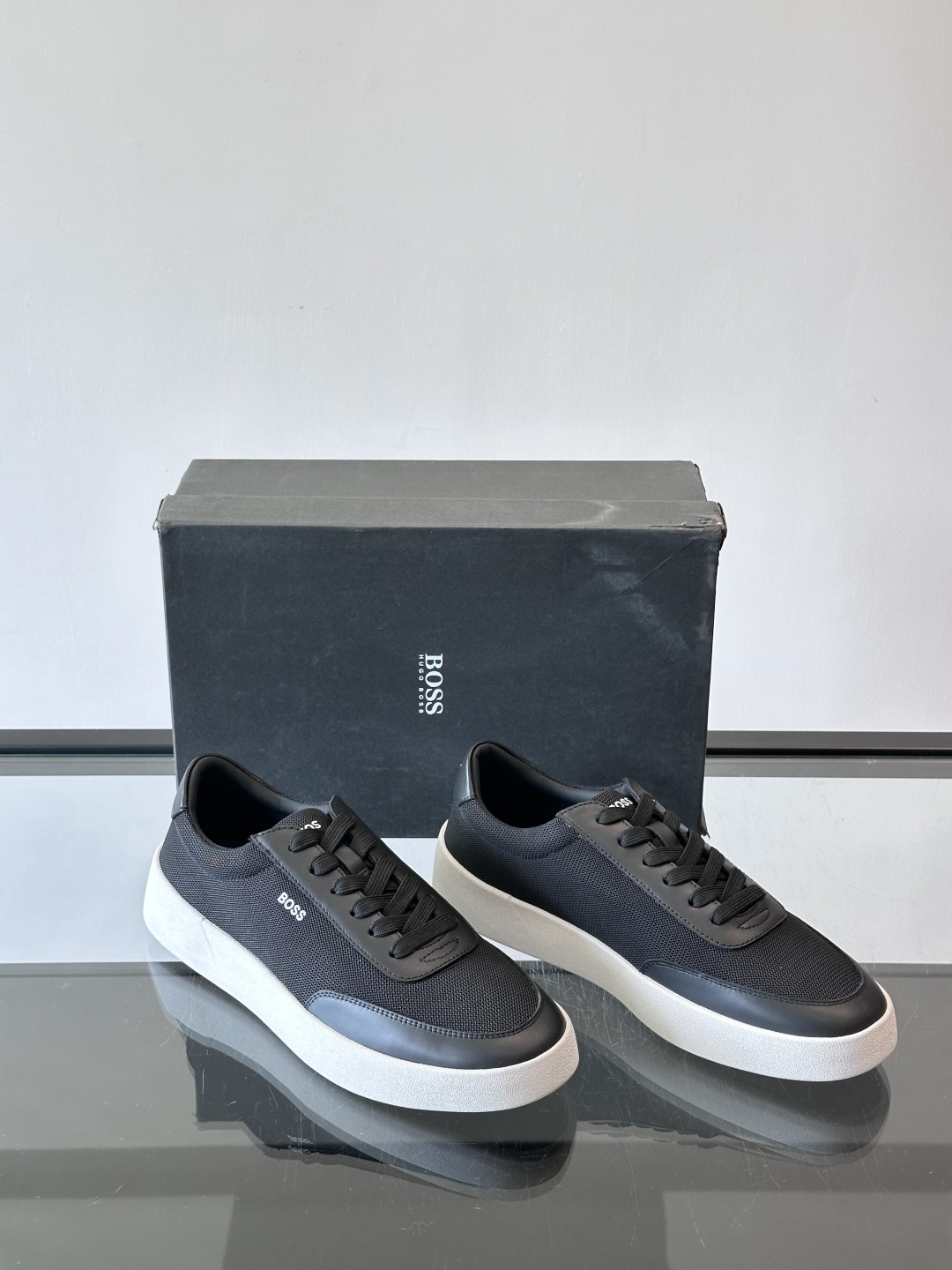 BOSS休闲板鞋，真皮拼接网面，质感细腻又耐用！橡胶鞋底防滑耐磨，日常穿搭超安心。简约设计+经典小白鞋配