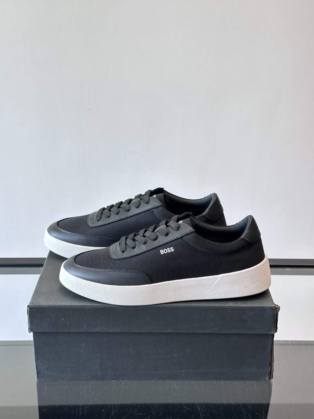 BOSS休闲板鞋，真皮拼接网面，质感细腻又耐用！橡胶鞋底防滑耐磨，日常穿搭超安心。简约设计+经典小白鞋配
