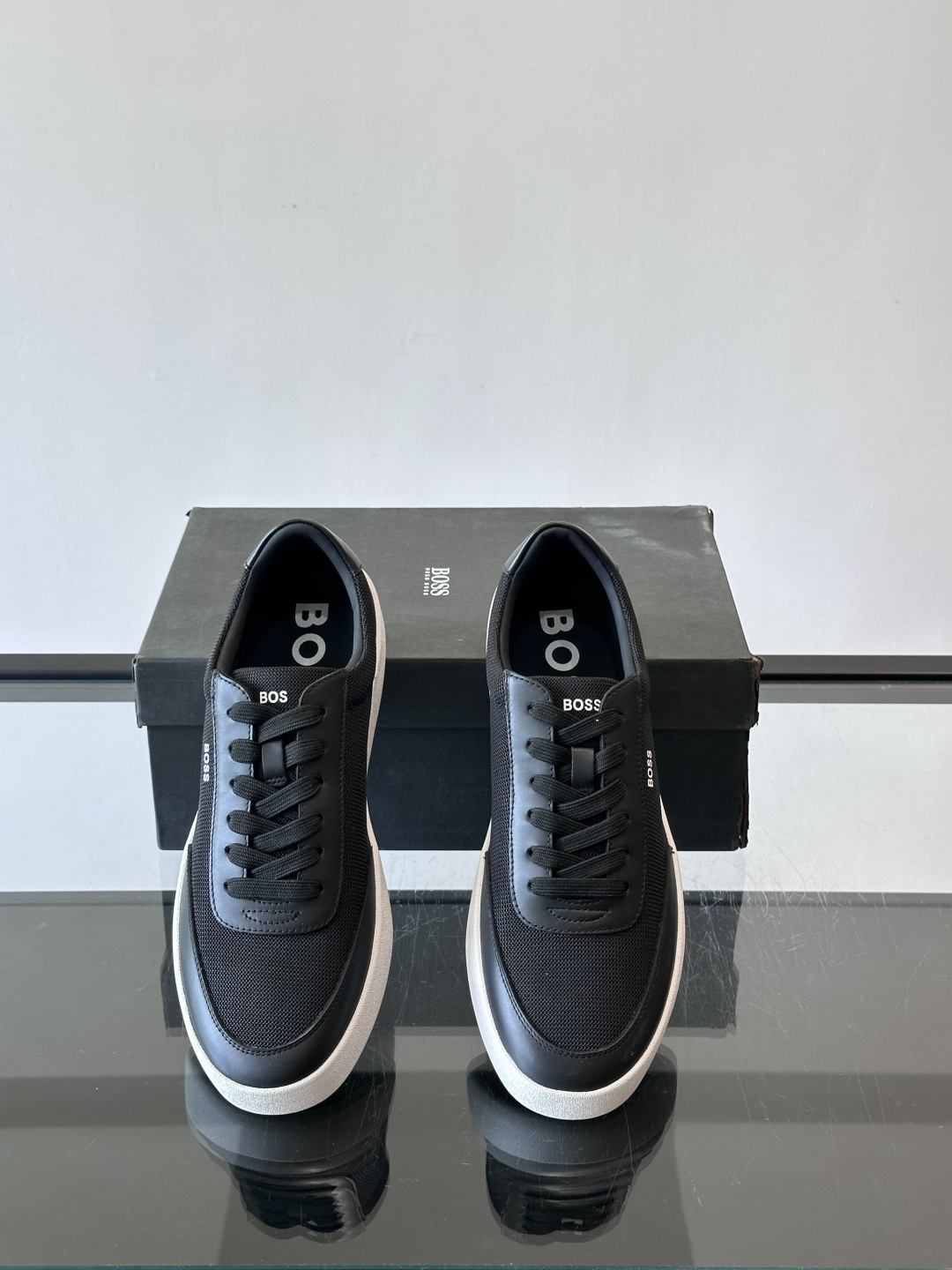 BOSS休闲板鞋，真皮拼接网面，质感细腻又耐用！橡胶鞋底防滑耐磨，日常穿搭超安心。简约设计+经典小白鞋配
