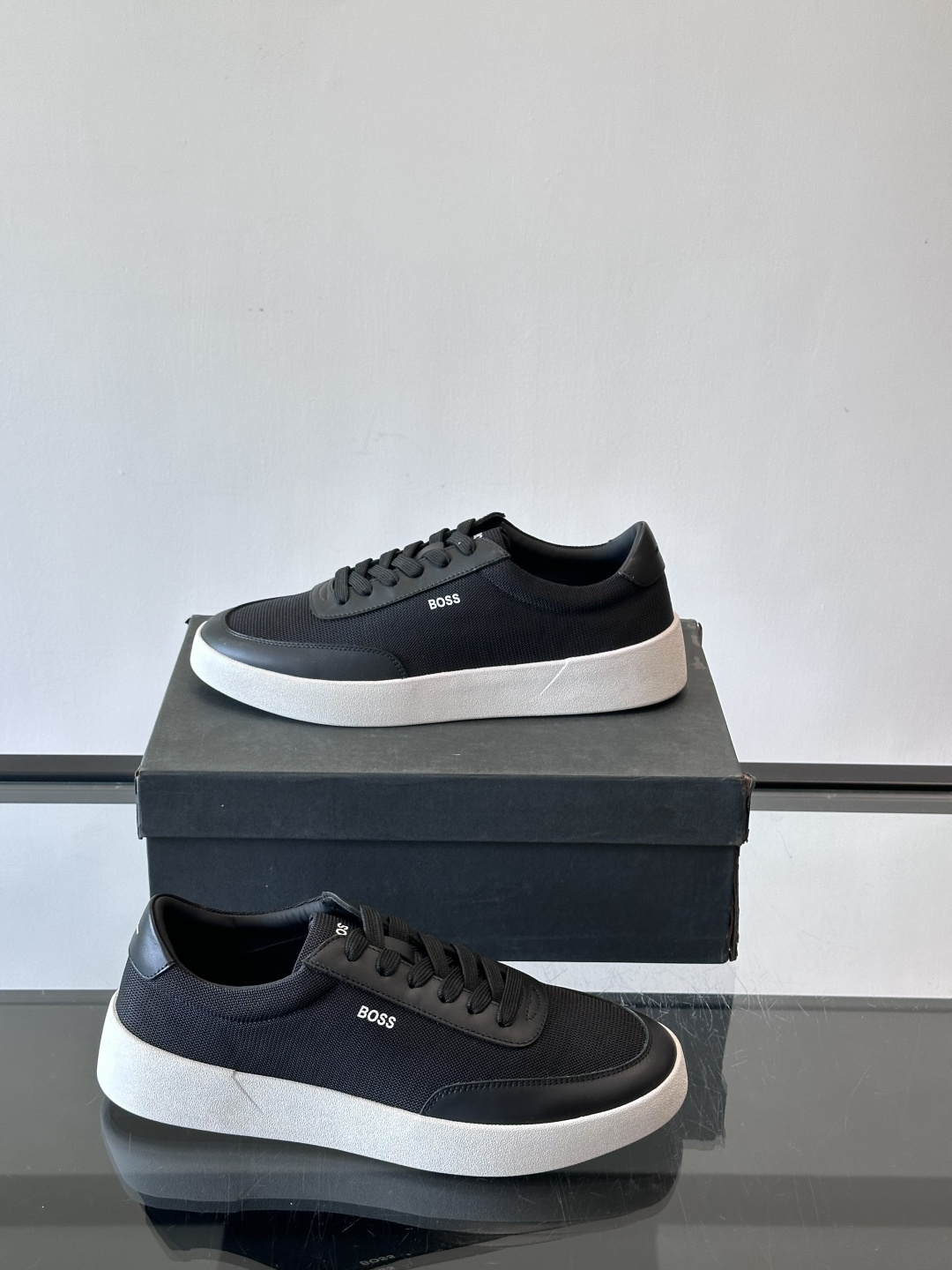 BOSS休闲板鞋，真皮拼接网面，质感细腻又耐用！橡胶鞋底防滑耐磨，日常穿搭超安心。简约设计+经典小白鞋配