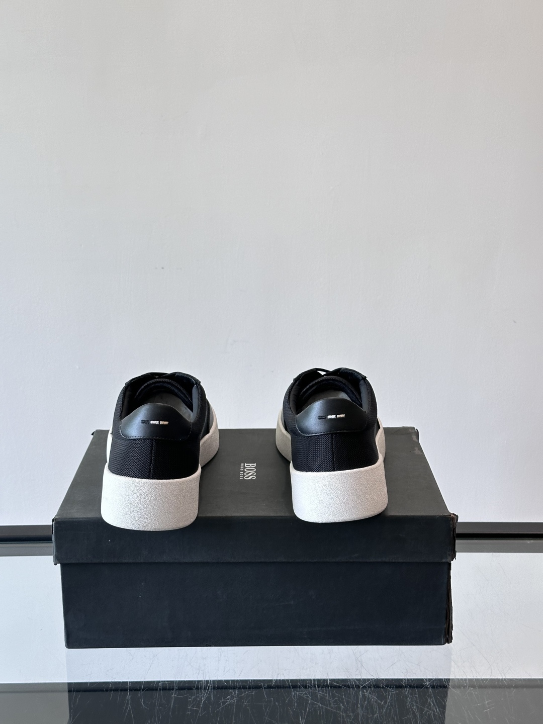 BOSS休闲板鞋，真皮拼接网面，质感细腻又耐用！橡胶鞋底防滑耐磨，日常穿搭超安心。简约设计+经典小白鞋配