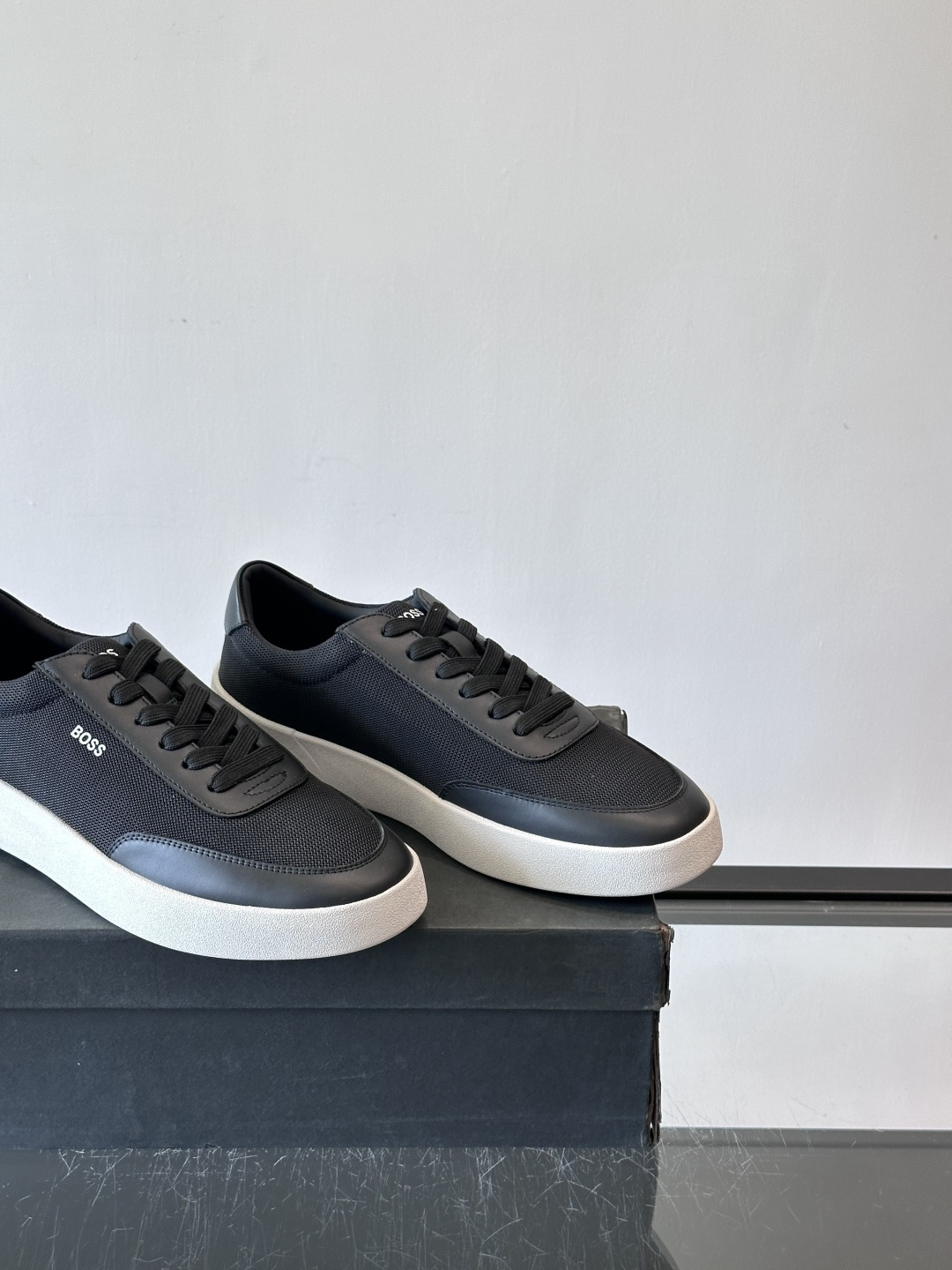 BOSS休闲板鞋，真皮拼接网面，质感细腻又耐用！橡胶鞋底防滑耐磨，日常穿搭超安心。简约设计+经典小白鞋配
