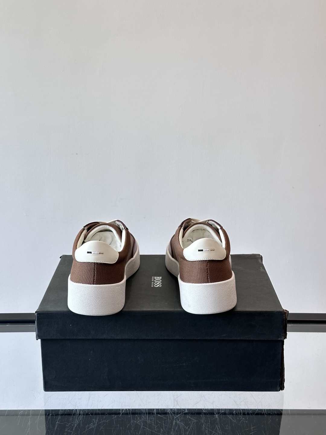 BOSS休闲板鞋，真皮拼接网面，质感细腻又耐用！橡胶鞋底防滑耐磨，日常穿搭超安心。简约设计+经典小白鞋配