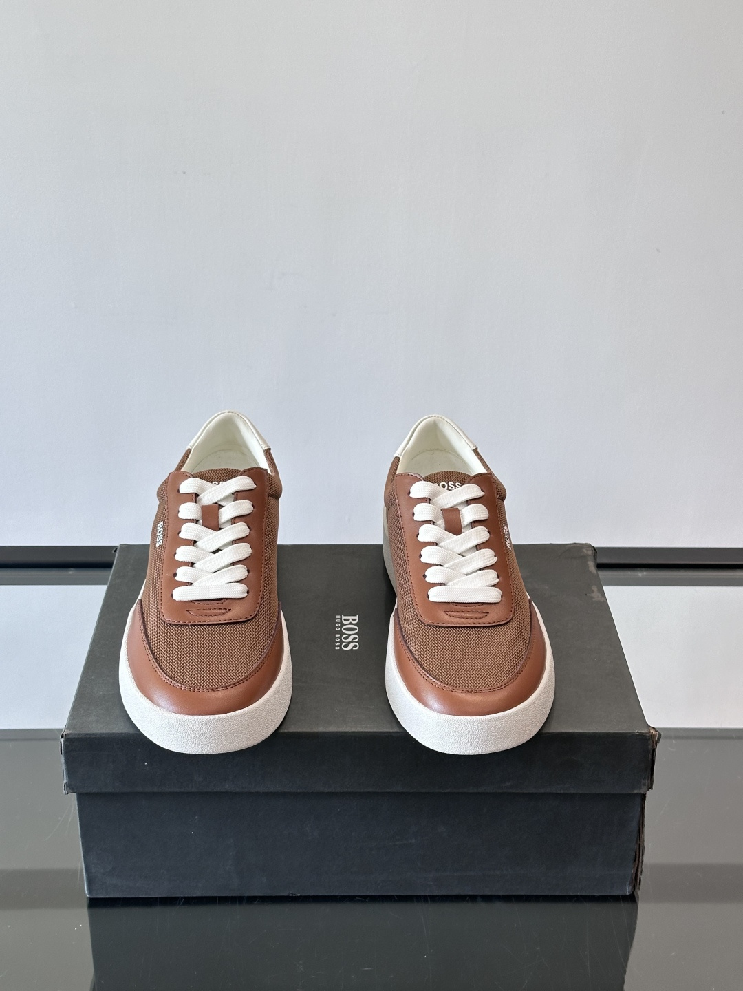BOSS休闲板鞋，真皮拼接网面，质感细腻又耐用！橡胶鞋底防滑耐磨，日常穿搭超安心。简约设计+经典小白鞋配
