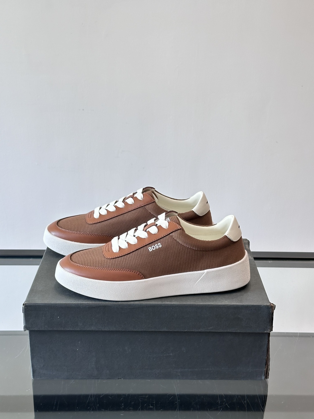 BOSS休闲板鞋，真皮拼接网面，质感细腻又耐用！橡胶鞋底防滑耐磨，日常穿搭超安心。简约设计+经典小白鞋配