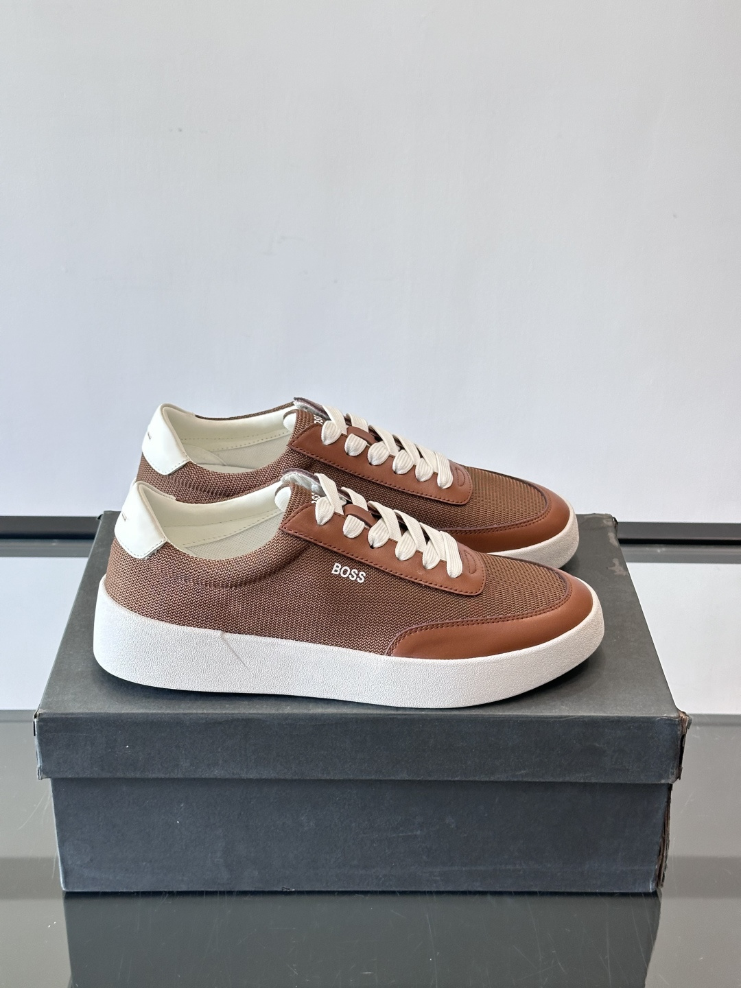 BOSS休闲板鞋，真皮拼接网面，质感细腻又耐用！橡胶鞋底防滑耐磨，日常穿搭超安心。简约设计+经典小白鞋配