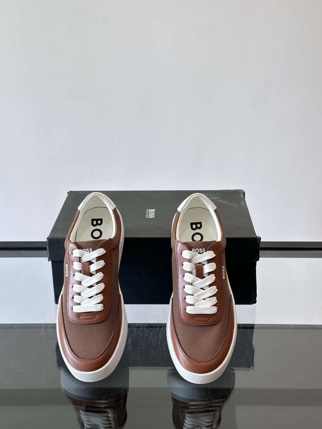 BOSS休闲板鞋，真皮拼接网面，质感细腻又耐用！橡胶鞋底防滑耐磨，日常穿搭超安心。简约设计+经典小白鞋配