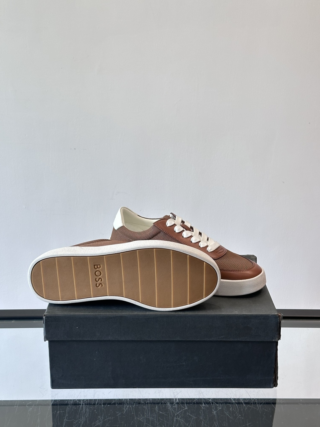 BOSS休闲板鞋，真皮拼接网面，质感细腻又耐用！橡胶鞋底防滑耐磨，日常穿搭超安心。简约设计+经典小白鞋配