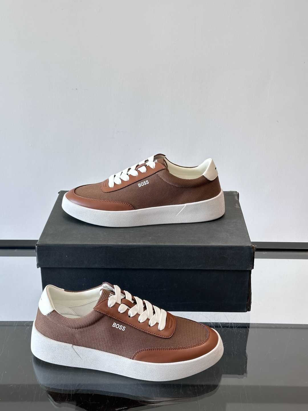 BOSS休闲板鞋，真皮拼接网面，质感细腻又耐用！橡胶鞋底防滑耐磨，日常穿搭超安心。简约设计+经典小白鞋配