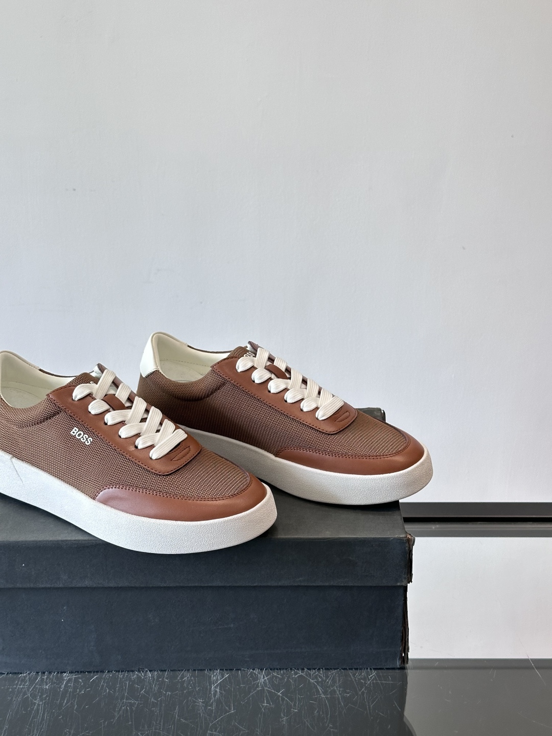 BOSS休闲板鞋，真皮拼接网面，质感细腻又耐用！橡胶鞋底防滑耐磨，日常穿搭超安心。简约设计+经典小白鞋配