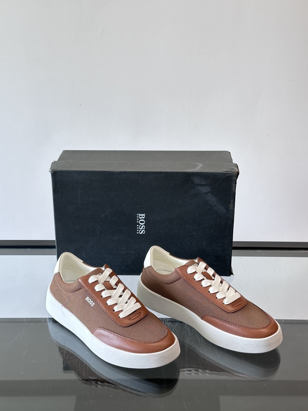 BOSS休闲板鞋，真皮拼接网面，质感细腻又耐用！橡胶鞋底防滑耐磨，日常穿搭超安心。简约设计+经典小白鞋配