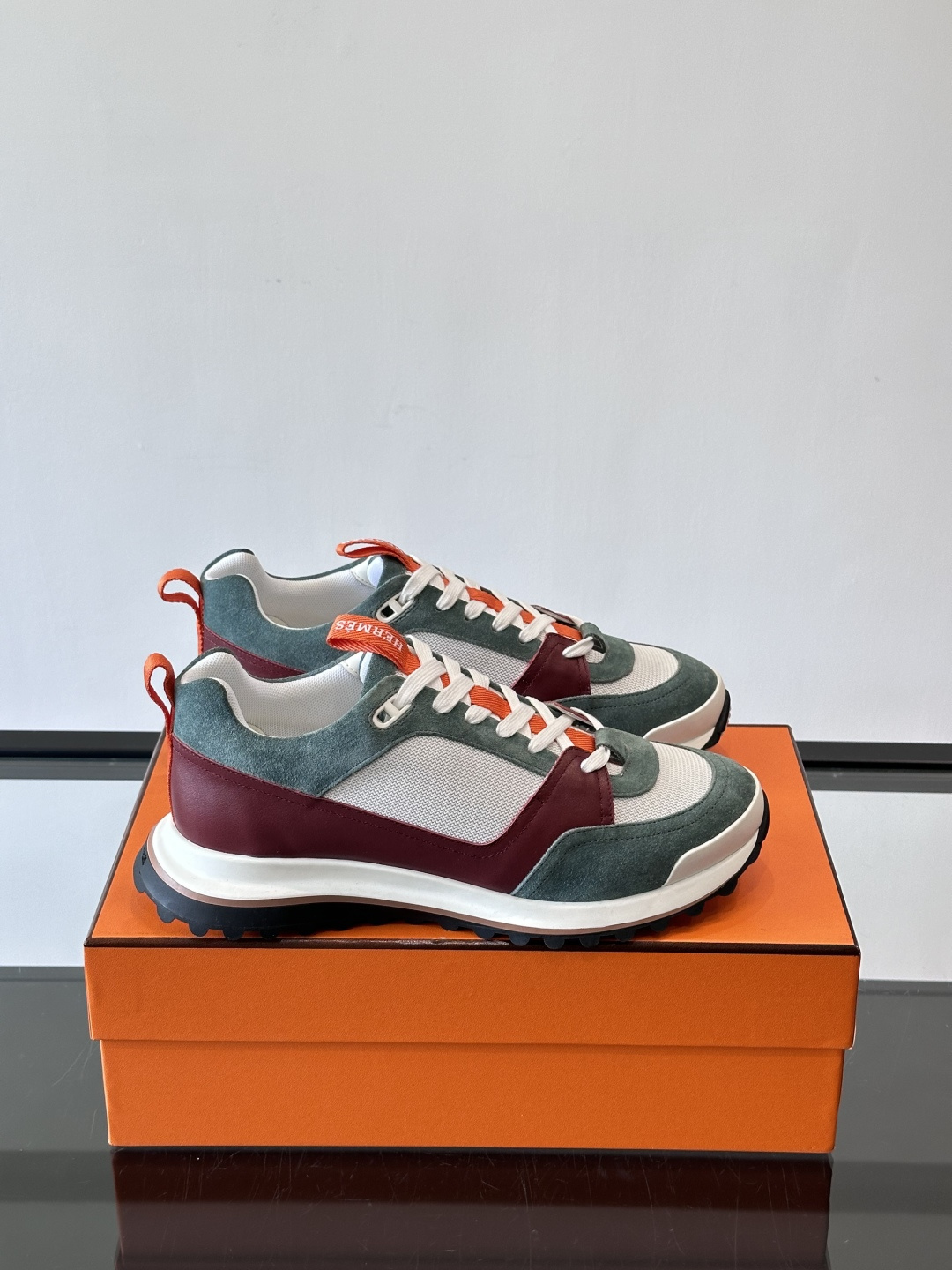 NO:620556,Hermes Gramme sneakers, decorated with classic orange details, with orange webbing and embroidered logo on the tongue, are highly recognizable!  The upper is made of multiple materials, mesh + leather, which is breathable and textured. The thick-soled design is comfortable to wear and can quietly increase your height. It is a must-have for daily casual wear!  Fashionable and useless, it can easily enhance the overall style~, size 39-44 (customized at 38.45.46), Hermes casual shoes, hermes, hermes, sneakers19860909Hermes Gramme运动鞋,经典橙色细节点缀,鞋舌有橙色织带和刺绣logo,辨识度超高！鞋面多材质拼接,网眼布+皮革,透气又有质感.厚底设计,穿着舒适还能悄悄增高,日常休闲穿搭必备！ 时髦又白搭,轻 松提升整体造型感~ ,size39-44（38.45.46定做）,爱马仕 休闲鞋,hermes,hermes,sneakers,Men's shoes