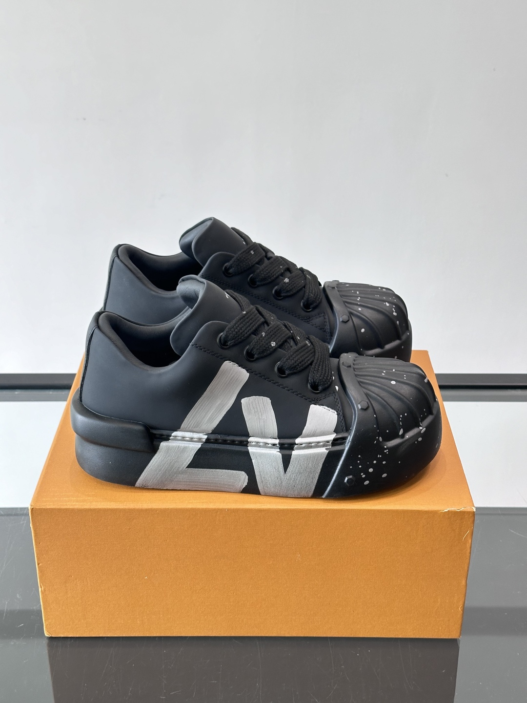 lv🫏涂鸦贝壳头厚底面包鞋这款鞋融合了贝壳头、面包鞋和厚底设计，白色鞋身点缀涂鸦和彩色泼墨，超有个性！宽