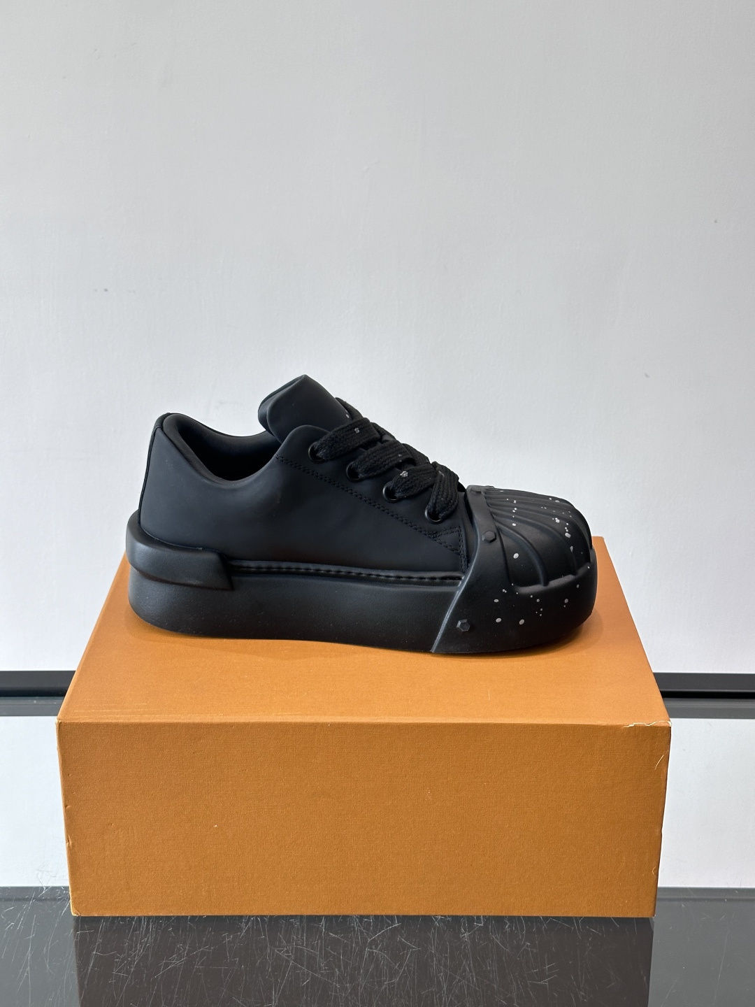 lv🫏涂鸦贝壳头厚底面包鞋这款鞋融合了贝壳头、面包鞋和厚底设计，白色鞋身点缀涂鸦和彩色泼墨，超有个性！宽