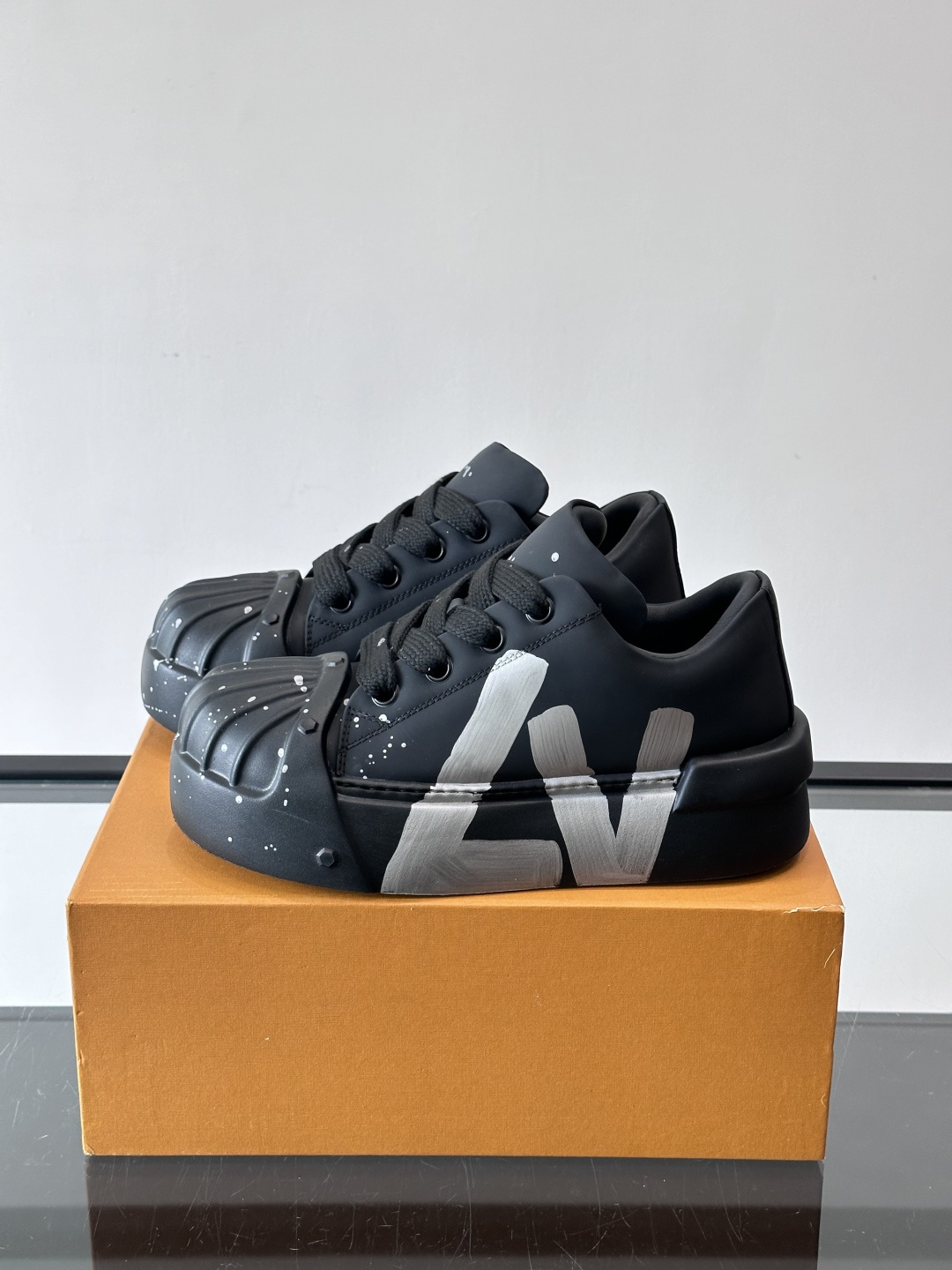 lv🫏涂鸦贝壳头厚底面包鞋这款鞋融合了贝壳头、面包鞋和厚底设计，白色鞋身点缀涂鸦和彩色泼墨，超有个性！宽