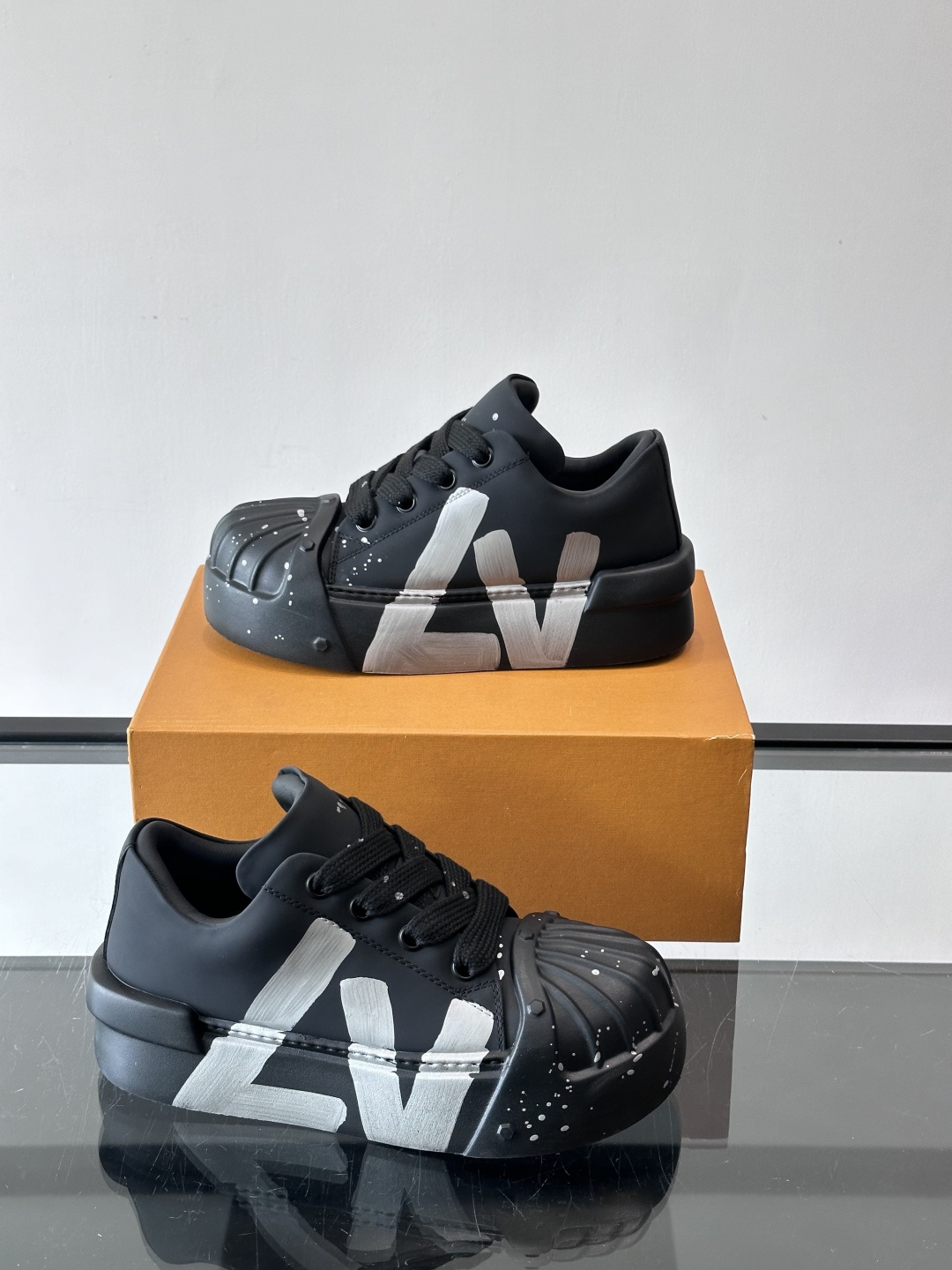 lv🫏涂鸦贝壳头厚底面包鞋这款鞋融合了贝壳头、面包鞋和厚底设计，白色鞋身点缀涂鸦和彩色泼墨，超有个性！宽