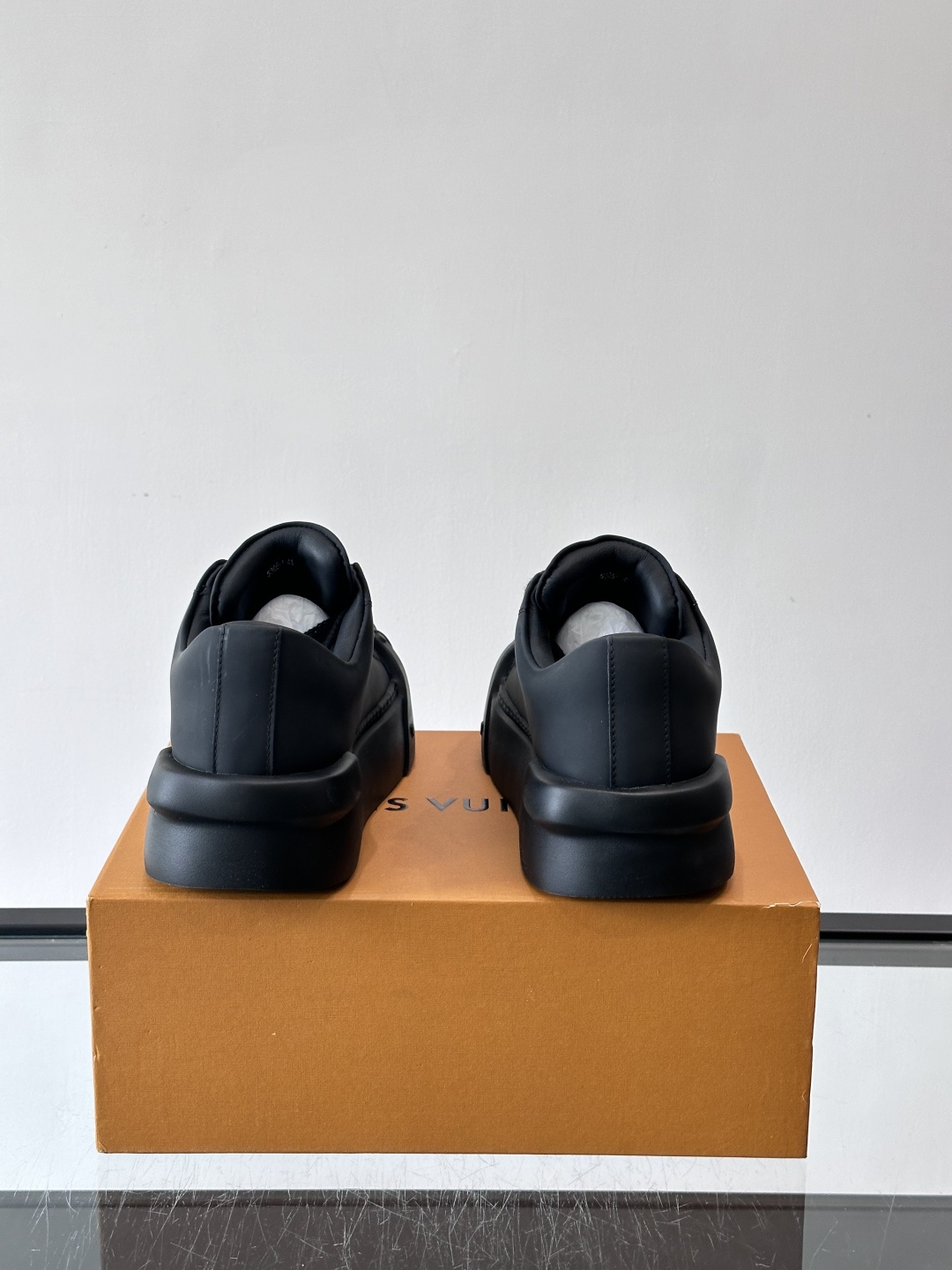 lv🫏涂鸦贝壳头厚底面包鞋这款鞋融合了贝壳头、面包鞋和厚底设计，白色鞋身点缀涂鸦和彩色泼墨，超有个性！宽