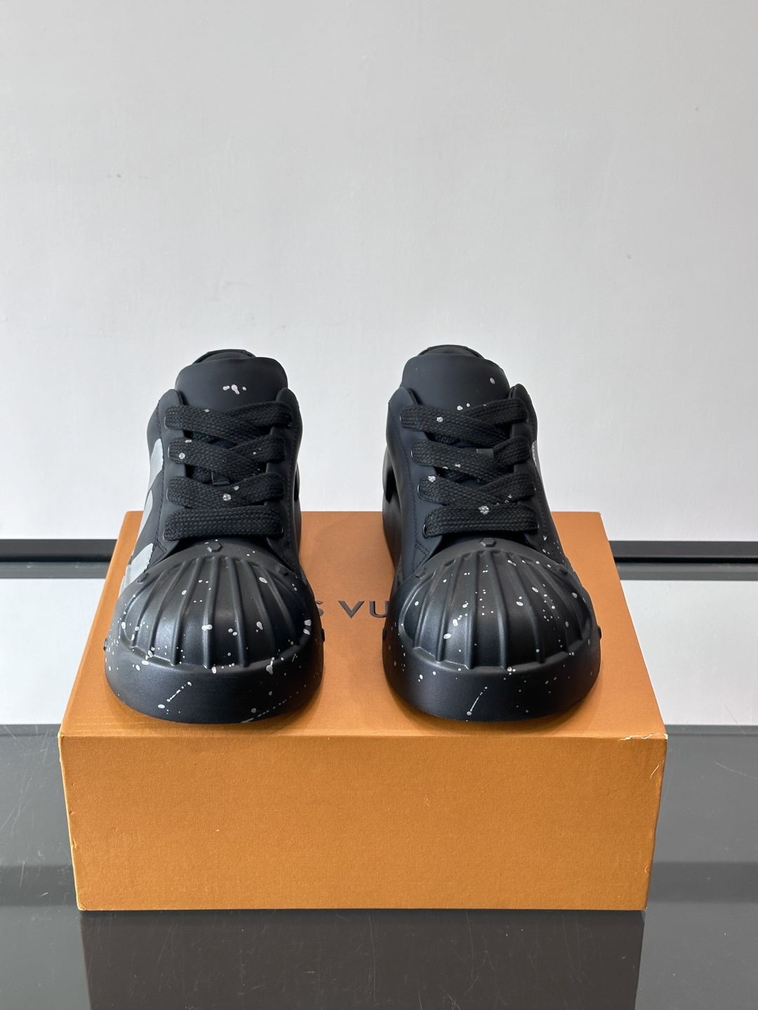 lv🫏涂鸦贝壳头厚底面包鞋这款鞋融合了贝壳头、面包鞋和厚底设计，白色鞋身点缀涂鸦和彩色泼墨，超有个性！宽